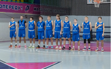 Готуючись до наступного туру чемпіонату України в першій лізі, наша чоловіча команда 11 листопада зіграла товариську зустріч з командою ветеранів Слобідського району нашого міста.