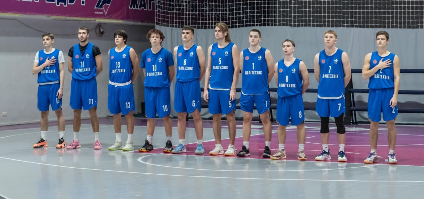 Готуючись до наступного туру чемпіонату України в першій лізі, наша чоловіча команда 11 листопада зіграла товариську зустріч з командою ветеранів Слобідського району нашого міста.